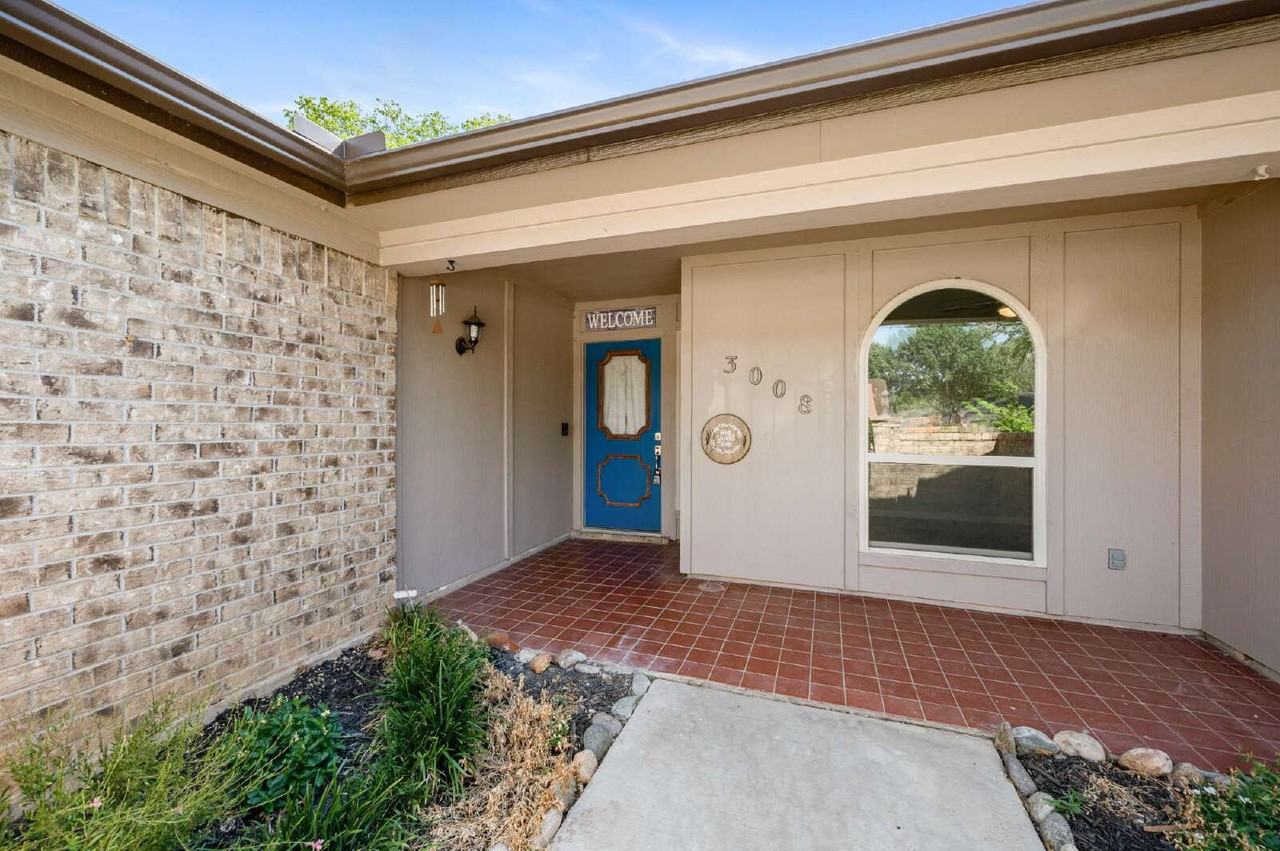 3008 Bluebonnet Ln - Photo 3 of 32
