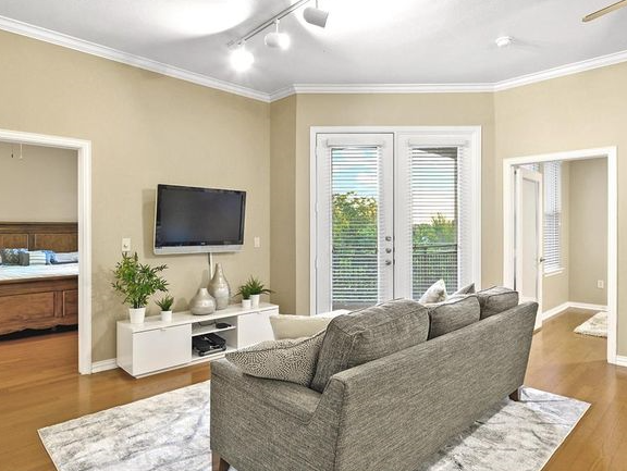 800 E 15th St #72445