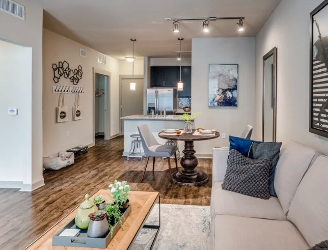 926 E 15th St #77744