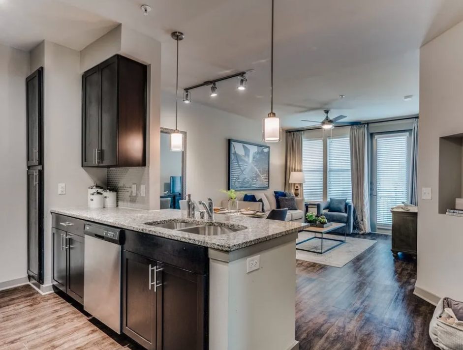 926 E 15th St #21131