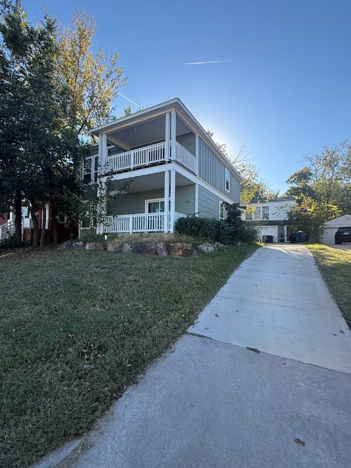 2225 N Gatewood Ave #C - Photo 2 of 8