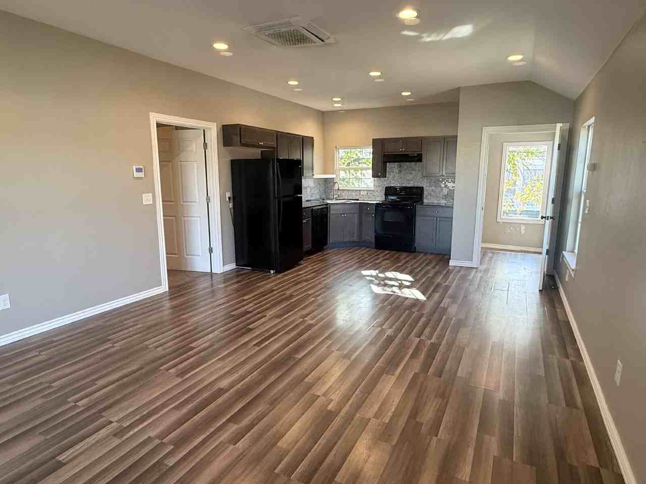 2225 N Gatewood Ave #C - Photo 3 of 8