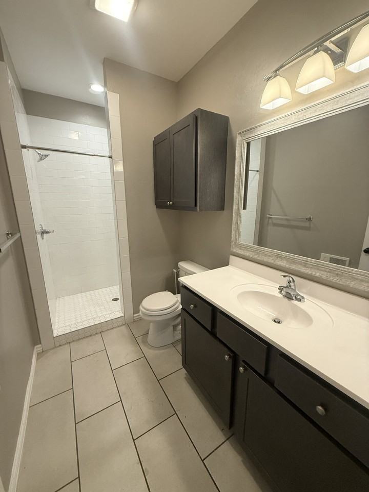 2225 N Gatewood Ave #C - Photo 7 of 8