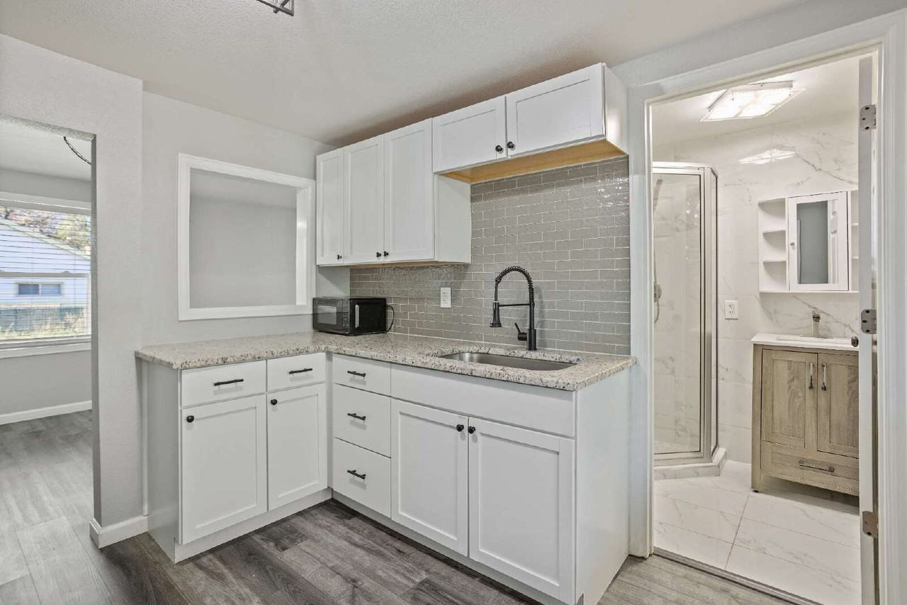 615 E 6th St - Photo 2 of 21