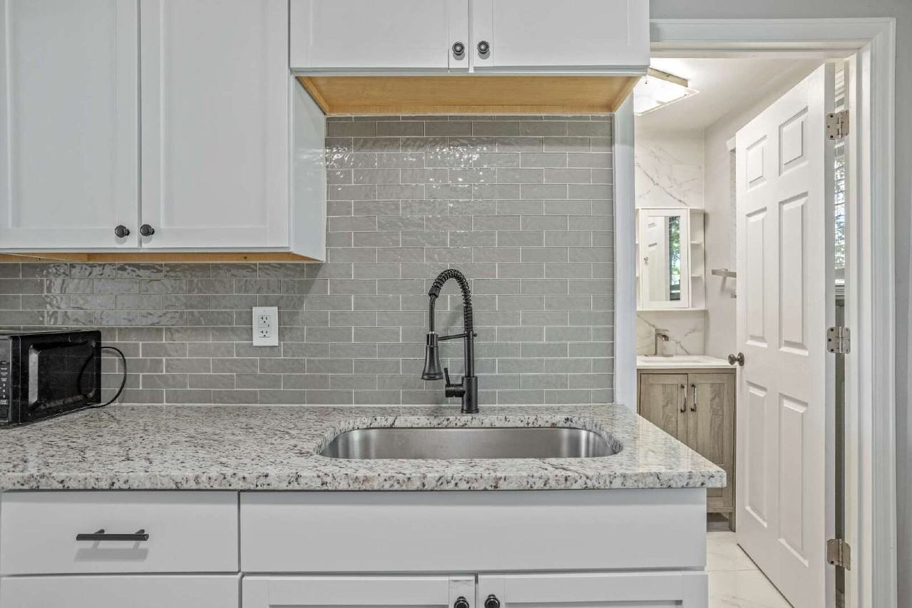 615 E 6th St - Photo 3 of 21