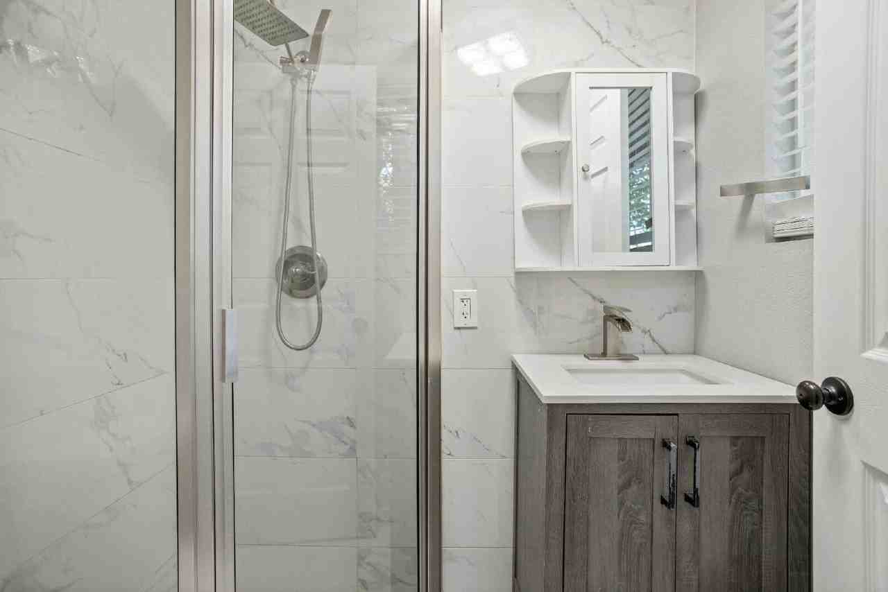 615 E 6th St - Photo 5 of 21