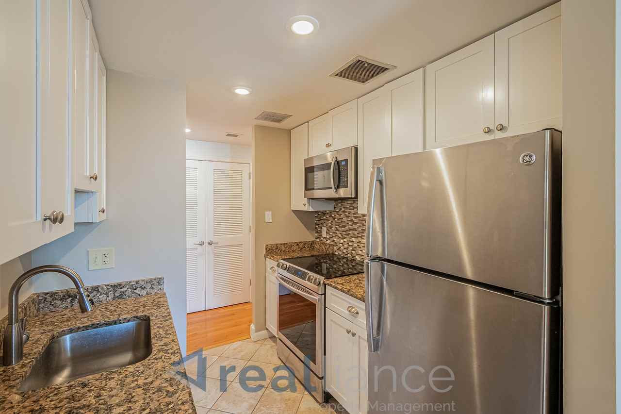 1733 20th St Nw #304 - Photo 7 of 26