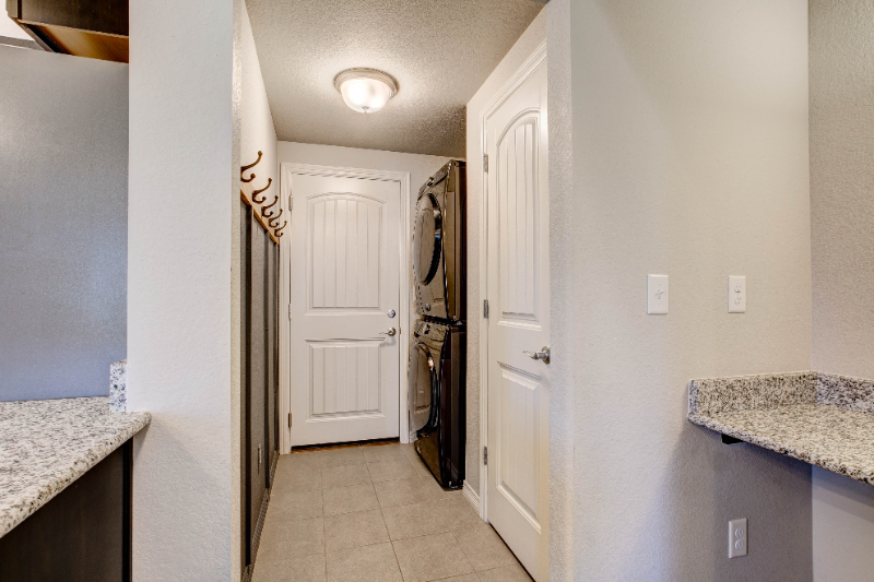 884 Winding Brook Dr - Photo 4 of 10