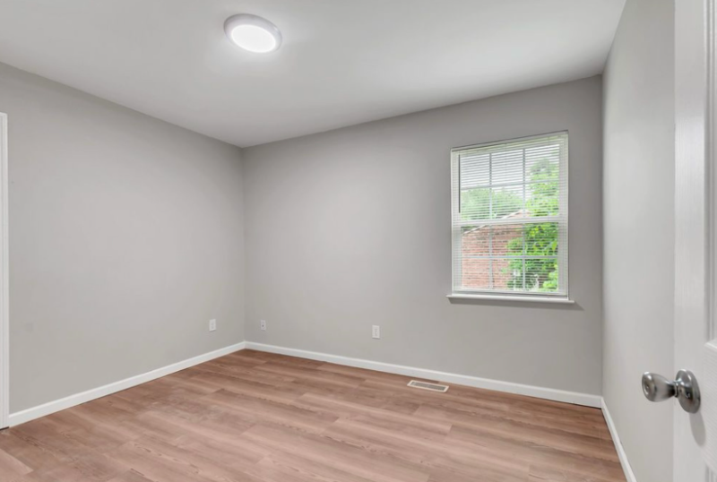 606 W 4th St - Photo 6 of 12