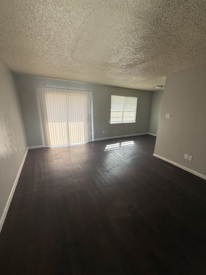 2207 Jennifer - Photo 2 of 9