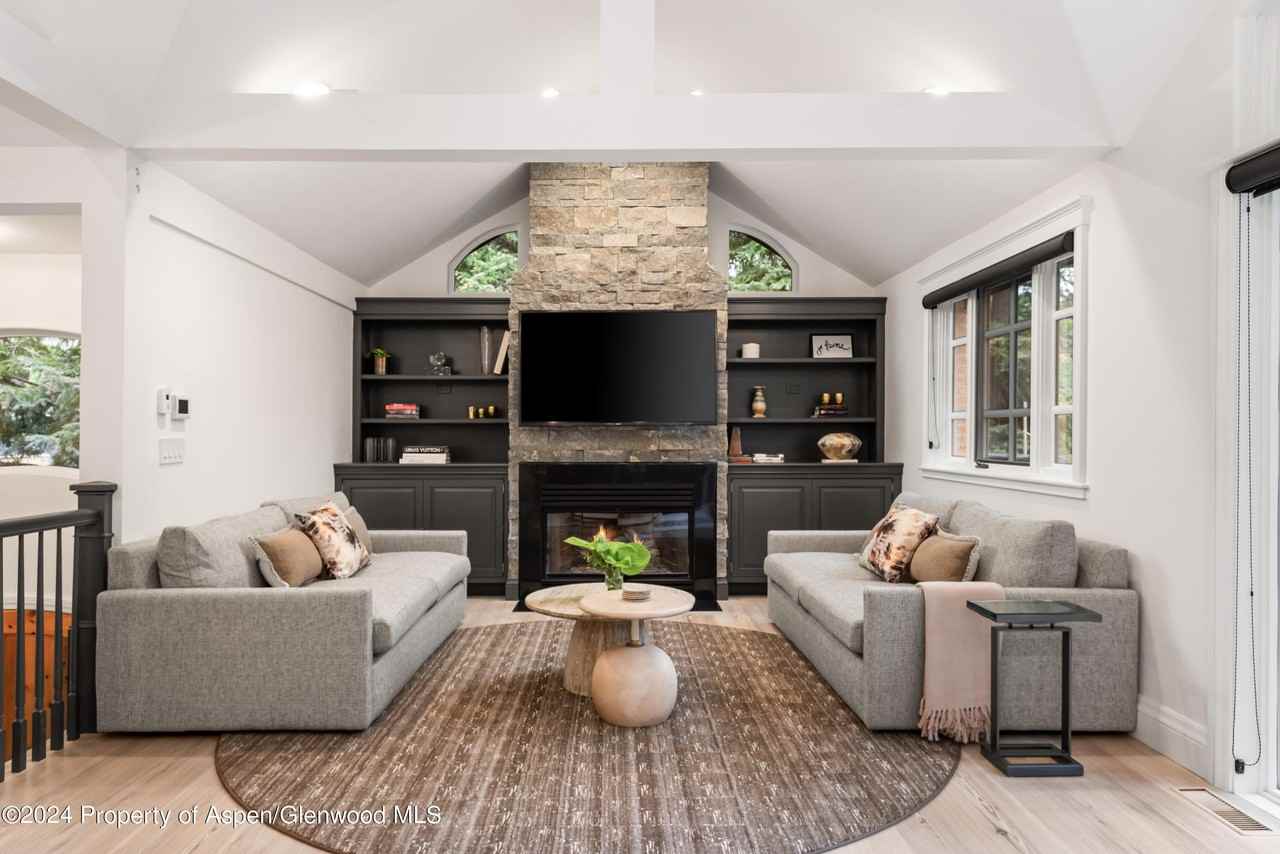 421 West End Street - Photo 3 of 39