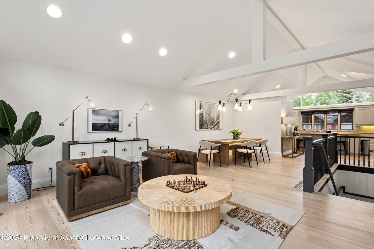 421 West End Street - Photo 4 of 39