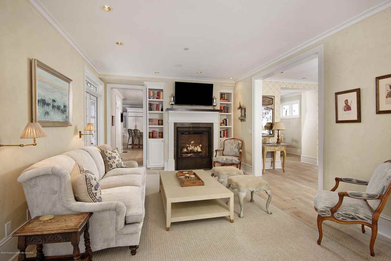 716 West Francis Street - Photo 3 of 26