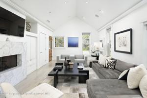 featured image of 533 W Francis St