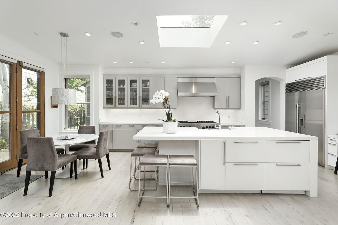 533 W Francis St - Photo 4 of 29