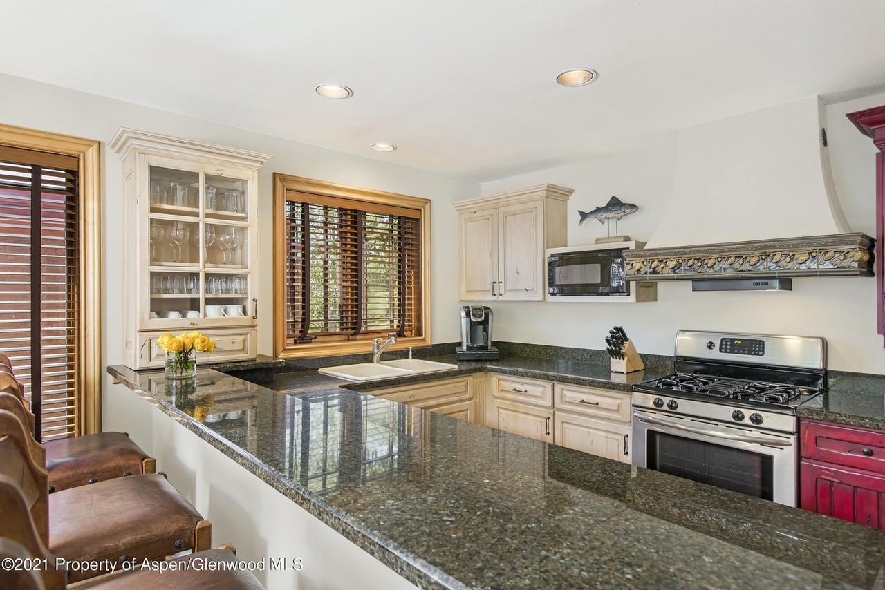 715 E Hopkins Ave - Photo 4 of 26