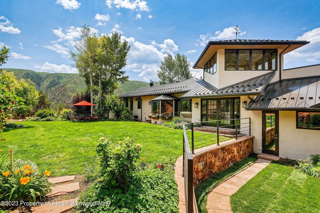 571 Booth Ln - Photo 4 of 50