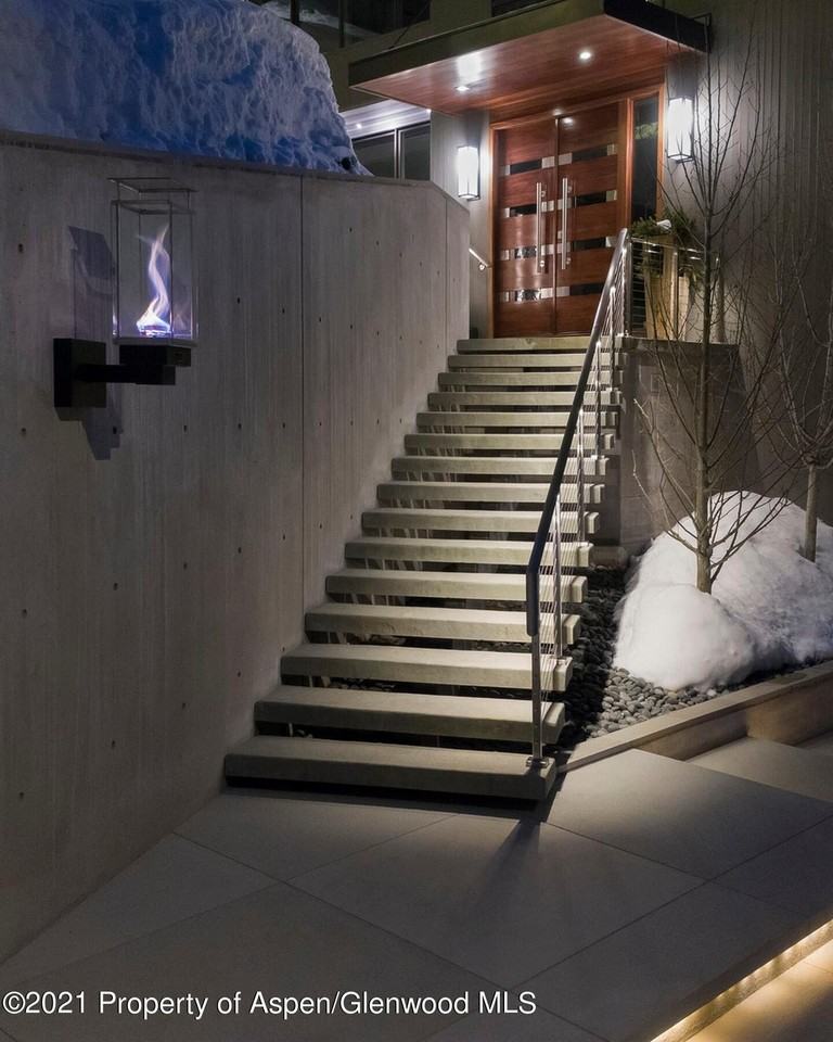 546 Edgewood Ln - Photo 3 of 50