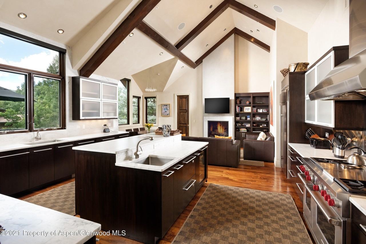 561 Meadowood Dr - Photo 3 of 40