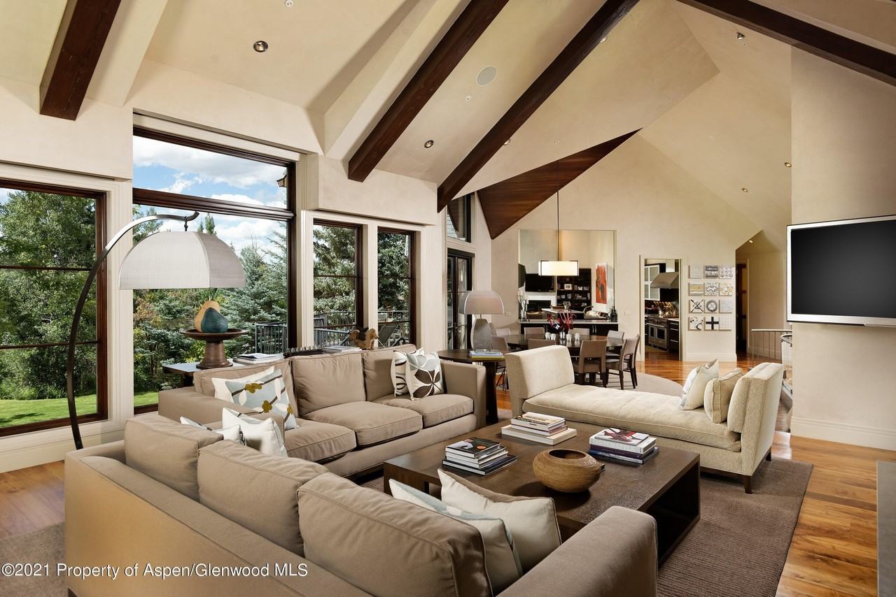 561 Meadowood Dr - Photo 5 of 40