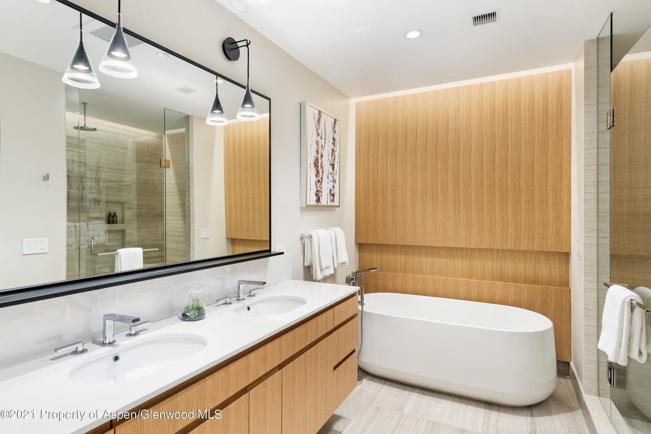 77 Wood Rd Unit 606 #606 - Photo 4 of 15