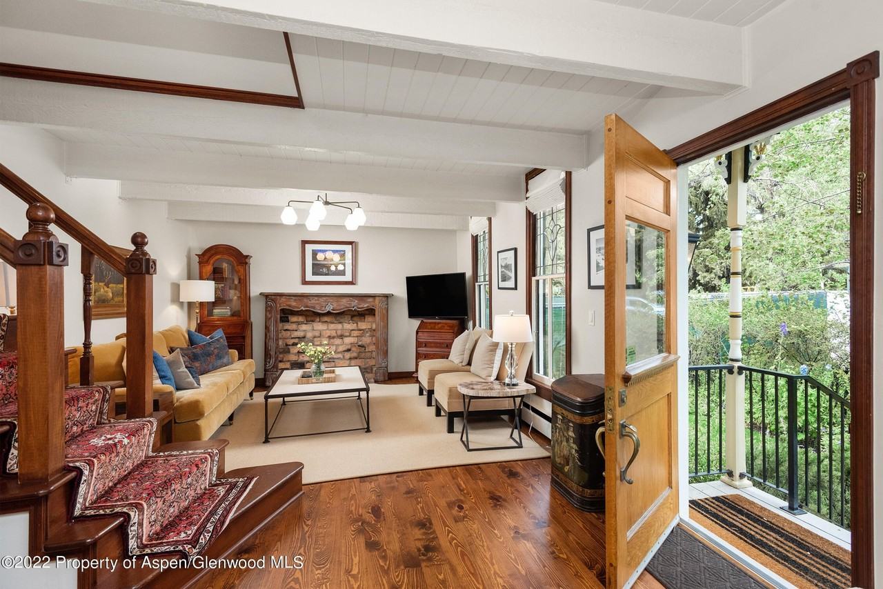 123 E Hallam St - Photo 3 of 25