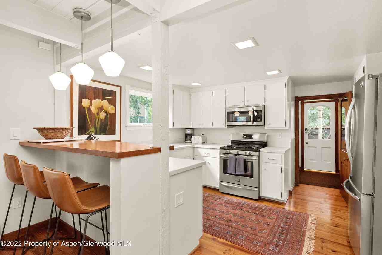 123 E Hallam St - Photo 6 of 25