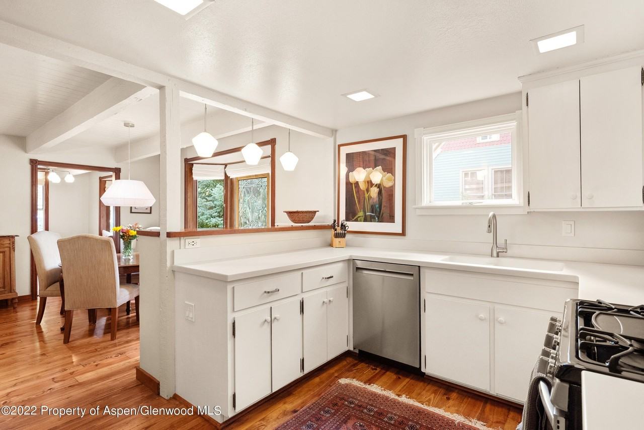 123 E Hallam St - Photo 7 of 25