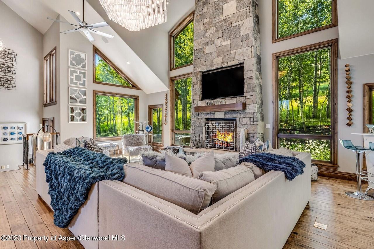 435 Faraway Rd - Photo 5 of 35