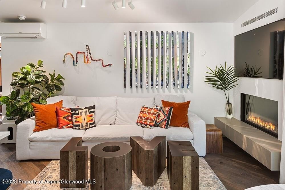 630 W Hallam St #1 - Photo 5 of 19