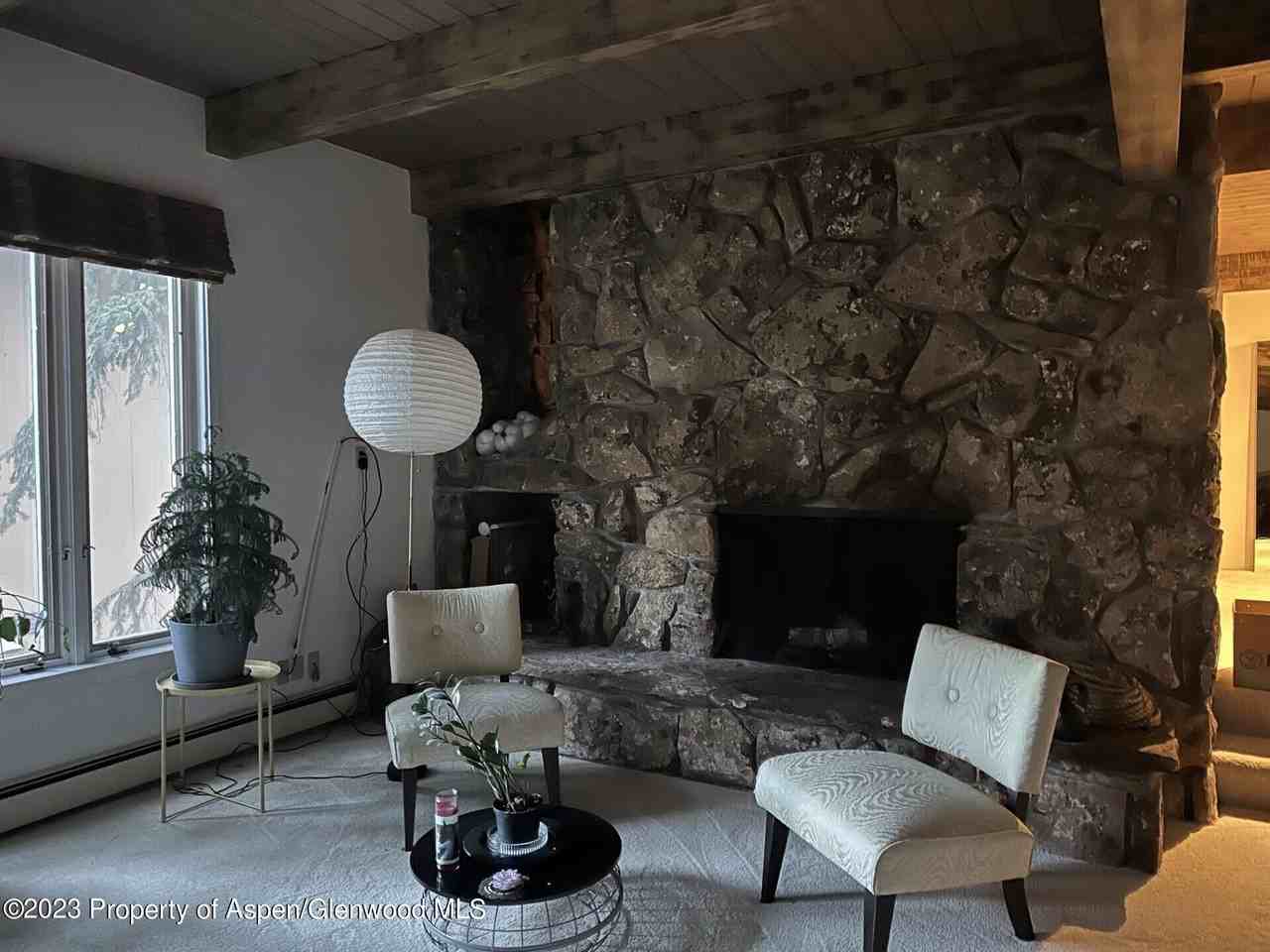 651 S Monarch St - Photo 3 of 19