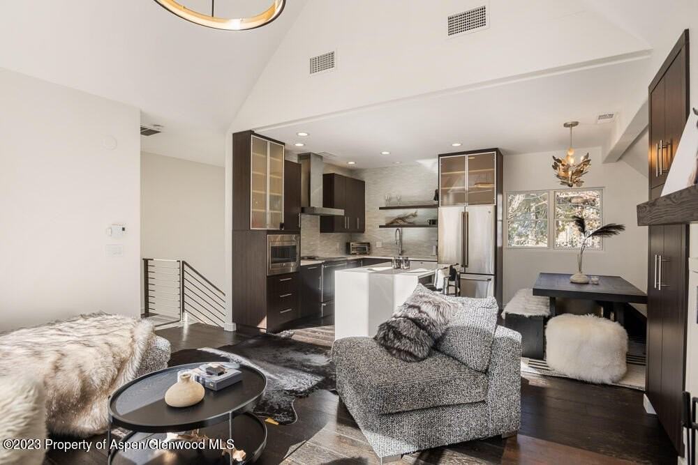 222 W Hopkins Ave Apt 6 #6 - Photo 2 of 23