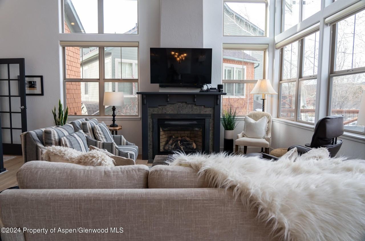 415 E Jody Rd - Photo 4 of 44