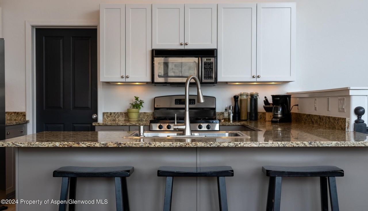 415 E Jody Rd - Photo 6 of 44