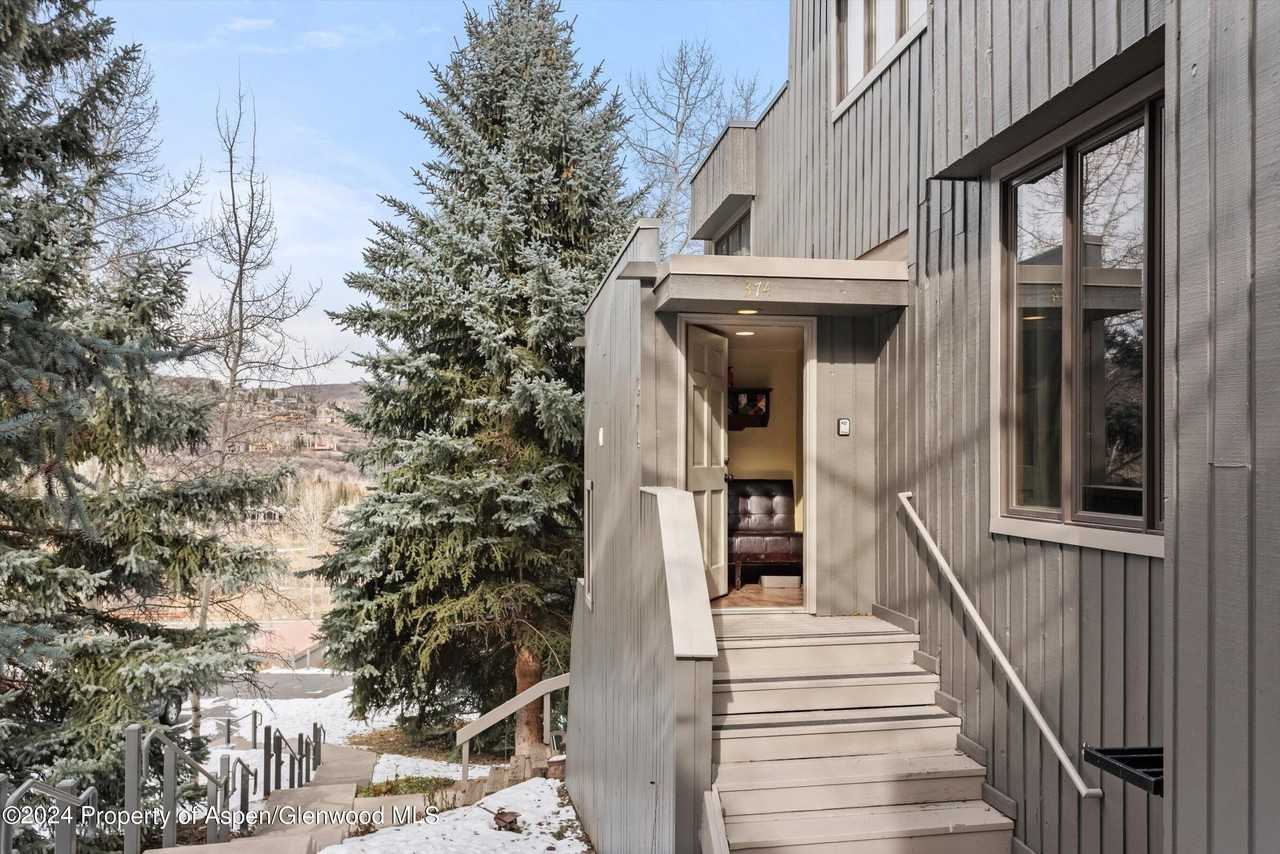 374 Meadow Ranch Dr - Photo 2 of 22