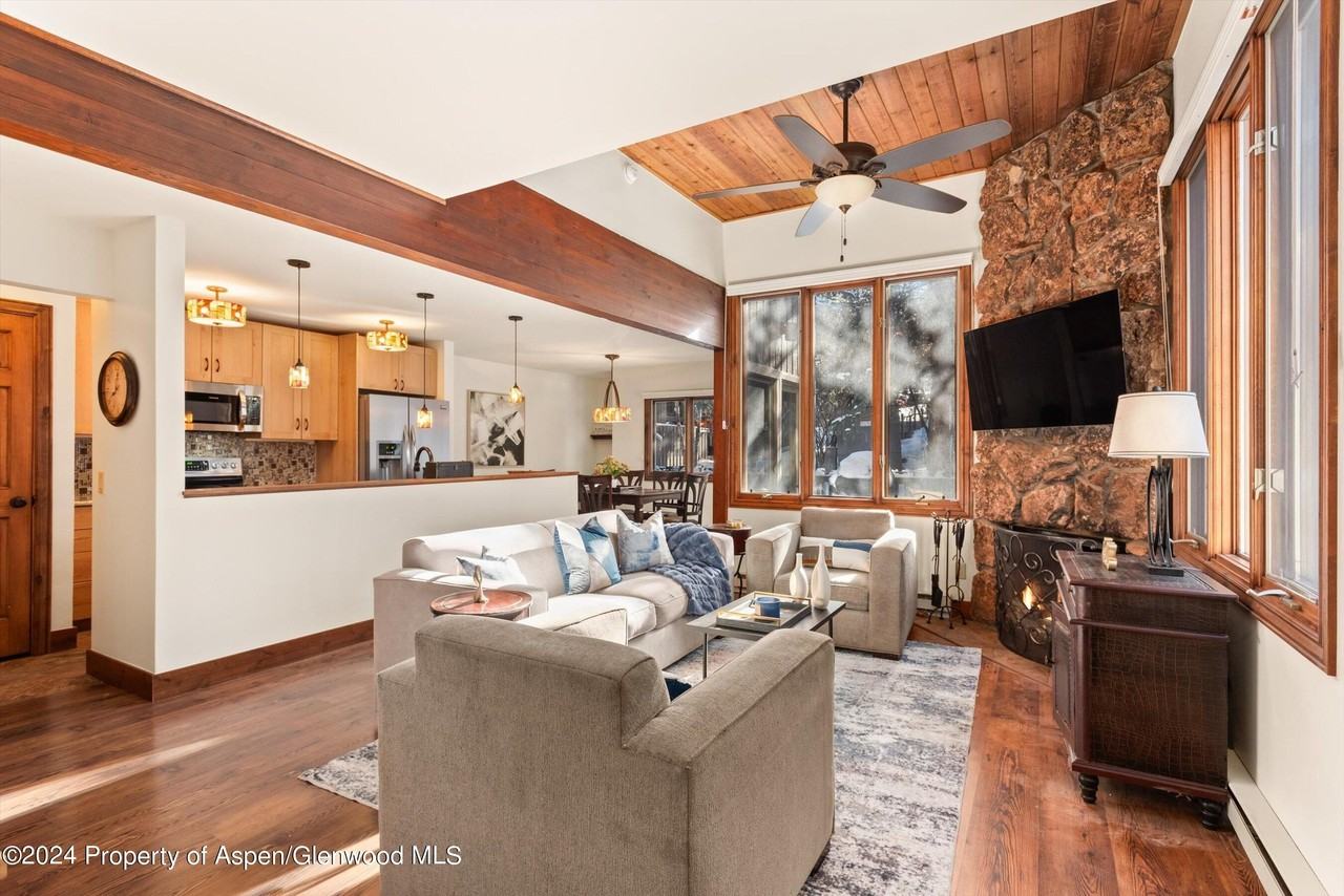 374 Meadow Ranch Dr - Photo 3 of 22