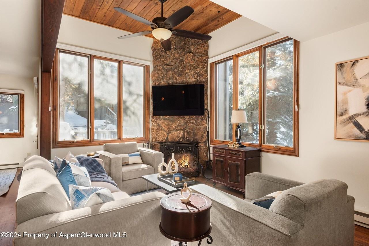 374 Meadow Ranch Dr - Photo 4 of 22