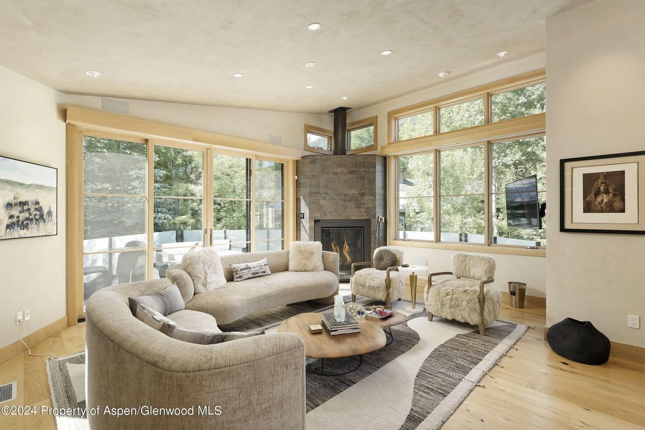 1190 Riverside Drive - Photo 2 of 31