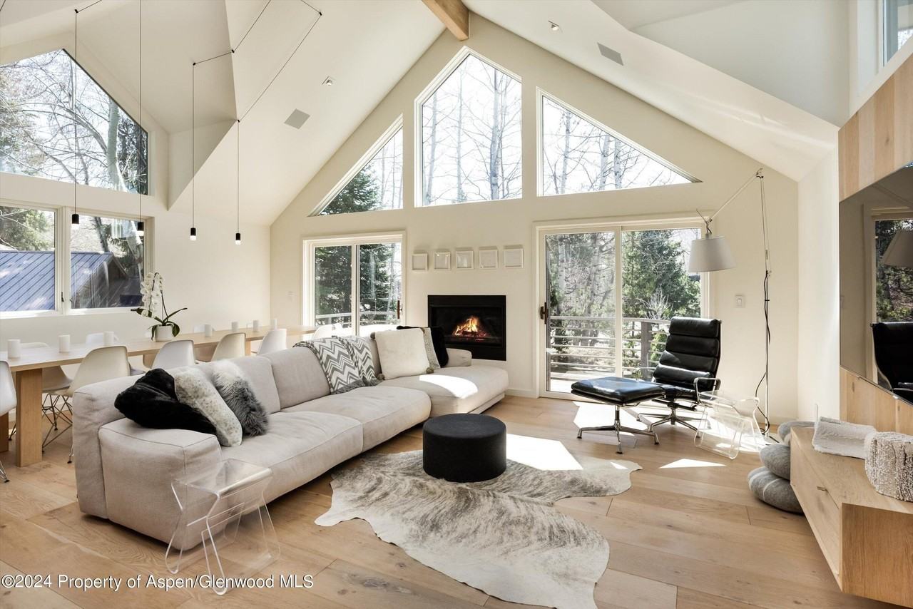 725 Castle Creek Dr - Photo 2 of 30