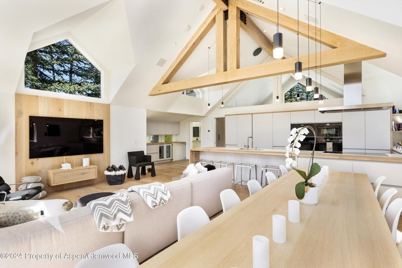 725 Castle Creek Dr - Photo 3 of 30