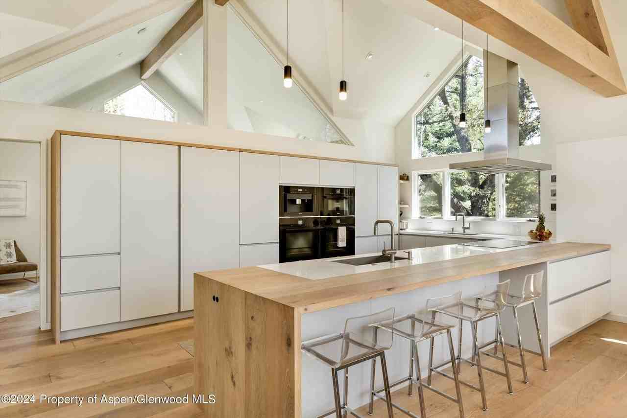 725 Castle Creek Dr - Photo 4 of 30