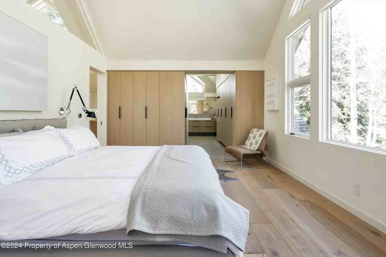 725 Castle Creek Dr - Photo 6 of 30