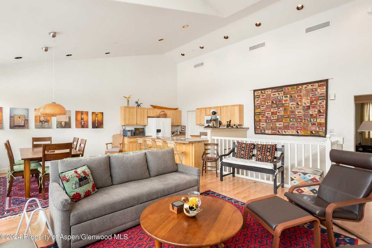 546 Evans Ct - Photo 4 of 12