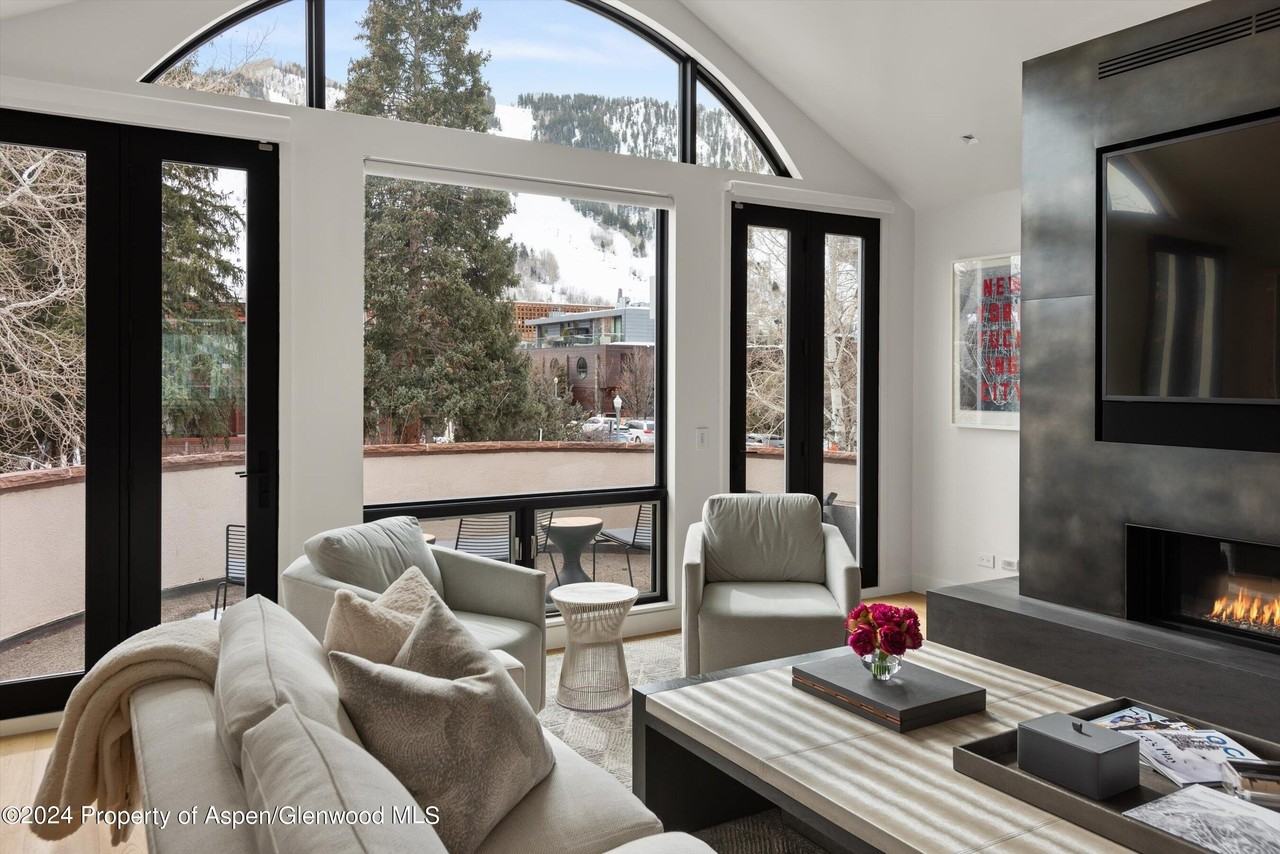 708 E Hopkins Ave - Photo 2 of 41