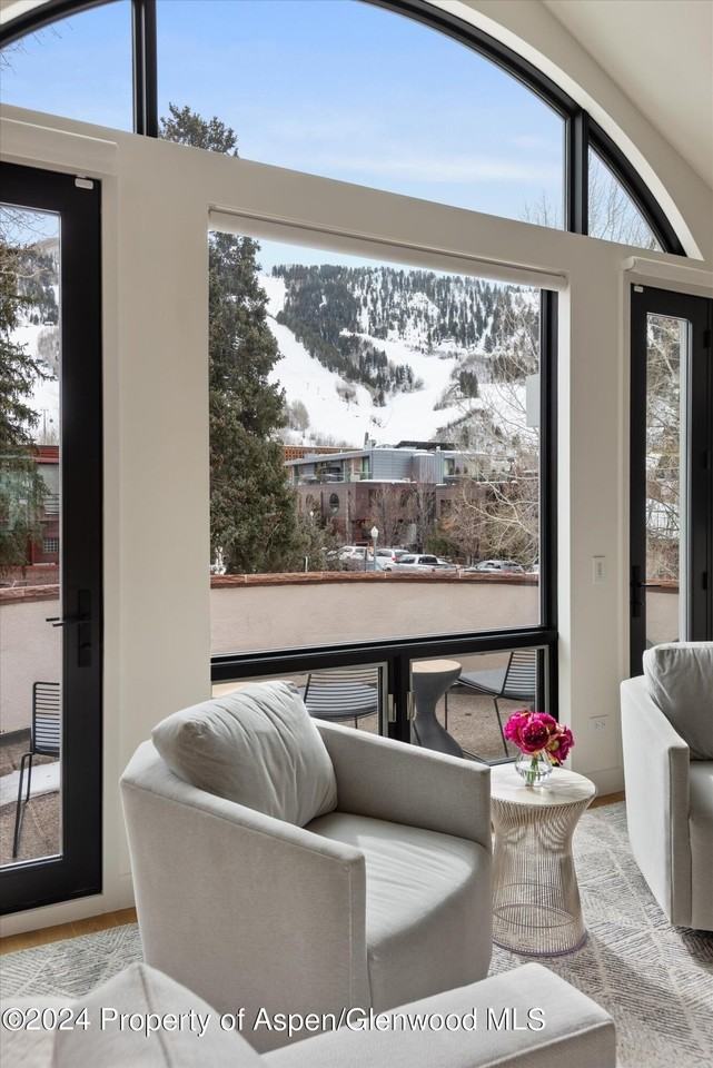 708 E Hopkins Ave - Photo 3 of 41