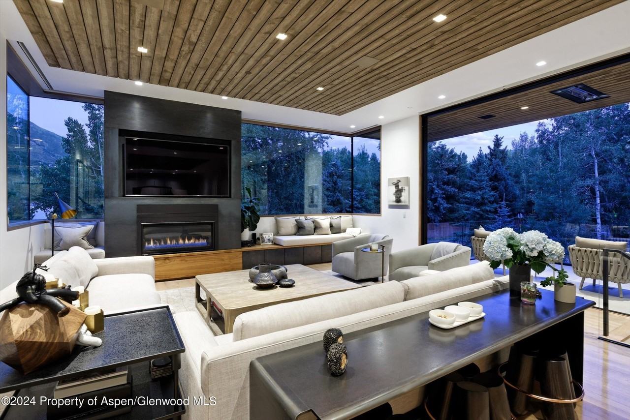 1035 Cemetery Ln - Photo 4 of 41