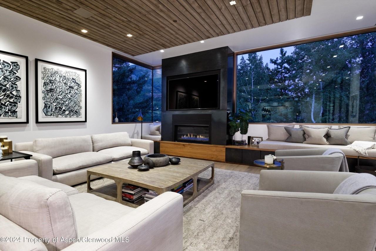 1035 Cemetery Ln - Photo 5 of 41