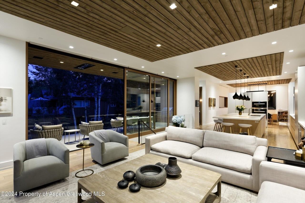 1035 Cemetery Ln - Photo 6 of 41