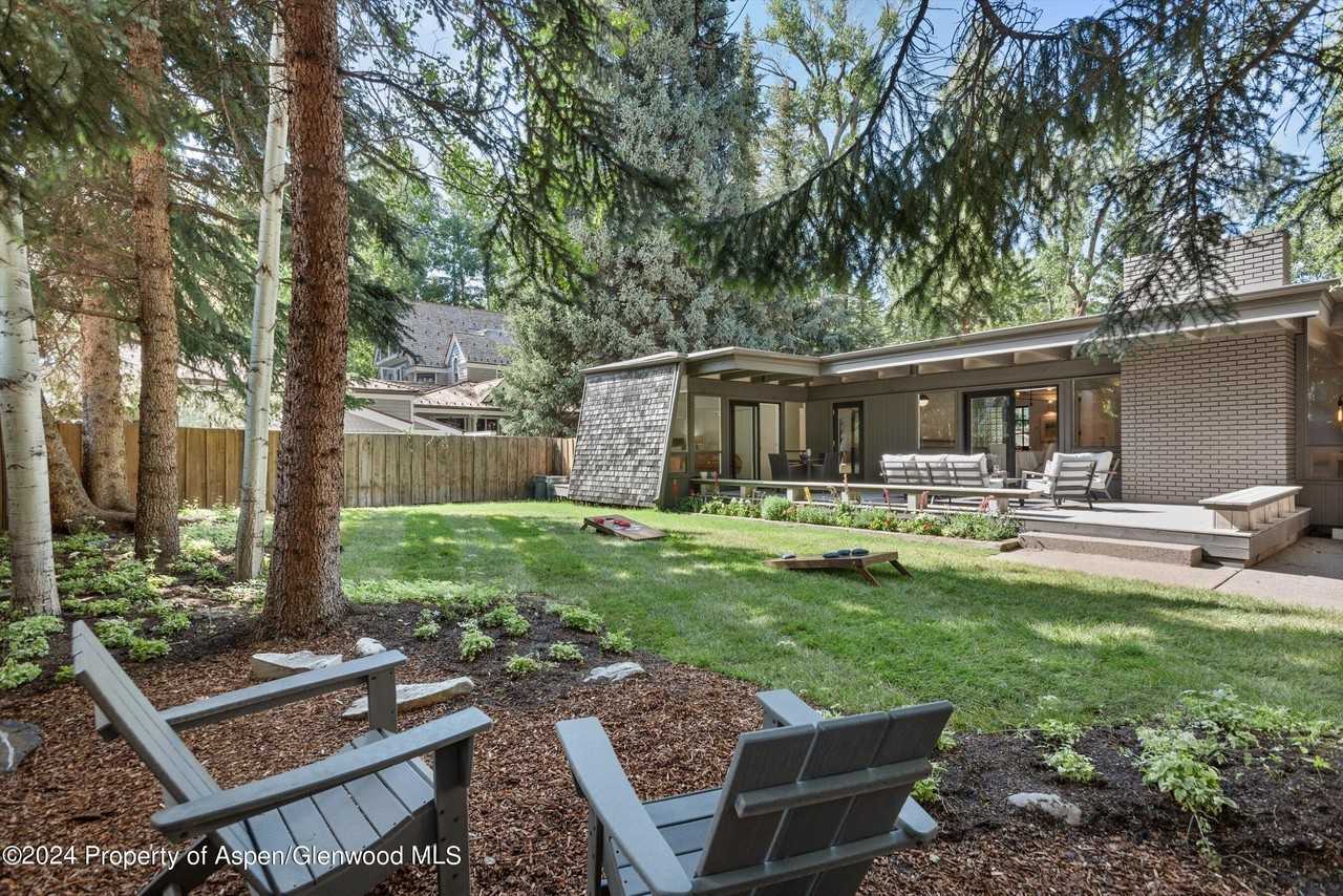 501 W Bleeker St - Photo 4 of 27