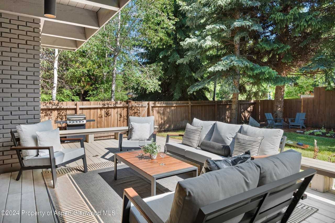 501 W Bleeker St - Photo 5 of 27